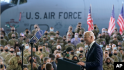 Presidenti Biden flet përpara ushtarakëve amerikanë në bazën ajrore RAF Mildenhall, Angli (9 qershor 2021)