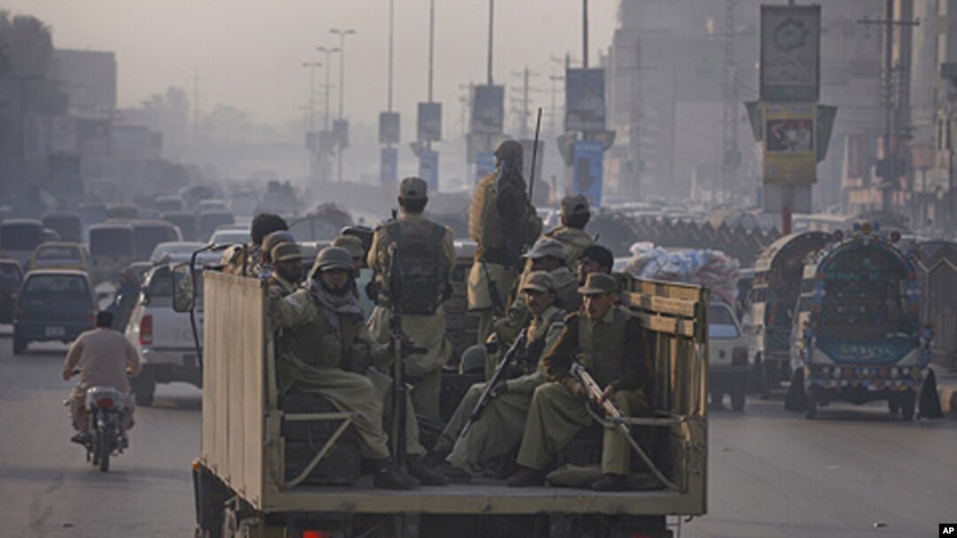 Tentara Pakistan melakukan patroli di Pakistan barat laut (foto: dok). Tentara Pakistan menewaskan 12 militan yang menyeberang dari Afghanistan. 