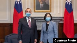 Presiden Taiwan Tsai Ing-wen (kanan) bertemu dengan Menteri Kesehatan AS Alex Azar di Kantor Kepresidenan di Taipei, Taiwan, Senin, 10 Agustus 2020.