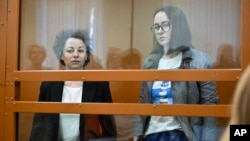 Евгения Беркович и Светлана Петрийчук в зале суда. 20 мая 2024 г. 