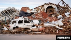 Ce qui reste du passage d'une tornade meurtrière à Mayfield, Kentucky, États-Unis, le 11 décembre 2021.