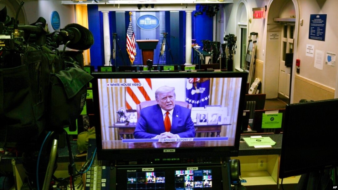 Slika na monitoru pokazuje predsednika SAD Donalda Trampa koji govori u videu postavljenom na Tviter nalogu Bele kuće, u praznoj sali za brifinge Bredy, u Beloj kući u Vašingtonu, 13. januara 2021.