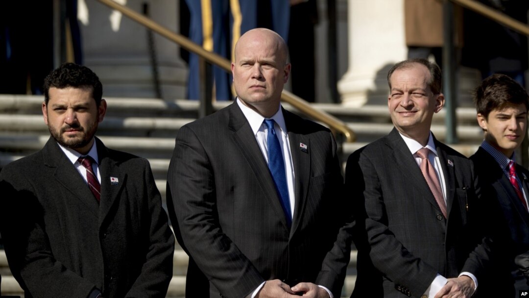 马修·惠特克(中)