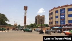 Une avenue principale à Ouagadougou, Burkina, le 7 mai 2019. (VOA/Lamine Traoré)