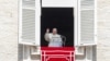 El papa Francisco pronuncia la oración del mediodía a la Virgen desde la ventana de su biblioteca en la Basílica de San Pedro, mientras mira a los peregrinos en la Plaza de San Pedro. Roma, abril 25 de 2021.