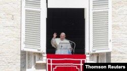 El papa Francisco pronuncia la oración del mediodía a la Virgen desde la ventana de su biblioteca en la Basílica de San Pedro, mientras mira a los peregrinos en la Plaza de San Pedro. Roma, abril 25 de 2021.