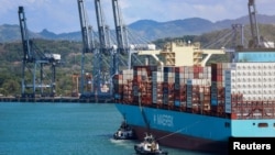 资料照片：在巴拿马城，一艘集装箱船正由拖船引导驶入巴拿马港口(2026年1月30日)