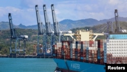 2026년 1월 30일, 컨테이너선 머스크 엘 알토(Maersk El Alto)호가 파나마 포트 컴퍼니(PPC)에서 예인선들의 안내를 받으며 이동하고 있다.