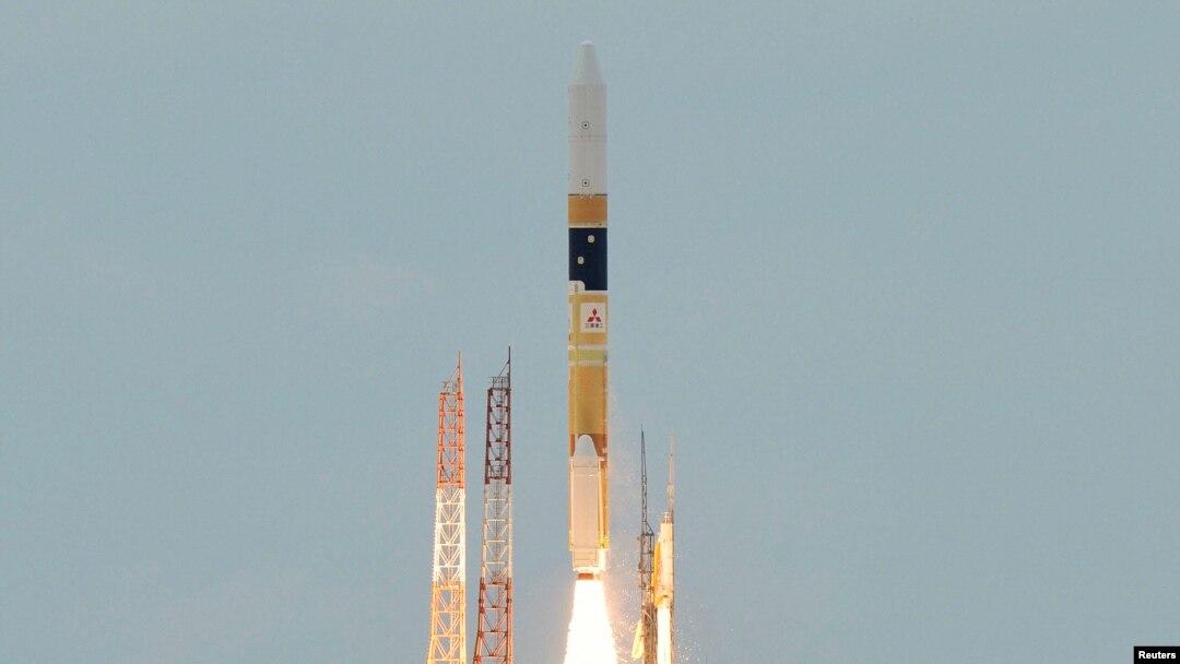Roket H-2A yang mengangkut piranti satelit radar diluncurkan dari Pusat Peluncuran Pesawat Antariksa Tanegashima di Japanese baratdaya pulau Tanegashima, sekita 1,000km (621 miles) baratdaya Tokyo, 27 Januari 2013. (REUTERS/Kyodo) 
