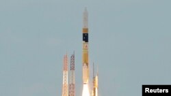 Roket H-2A yang mengangkut piranti satelit radar diluncurkan dari Pusat Peluncuran Pesawat Antariksa Tanegashima di Japanese baratdaya pulau Tanegashima, sekita 1,000km (621 miles) baratdaya Tokyo, 27 Januari 2013. (REUTERS/Kyodo) 