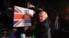 İngiltere Başbakanı Boris Johnson South Benfleet'teki destekçisinin bahçesine "Brexit'i tamamla" yazılı pankartı dikiyor