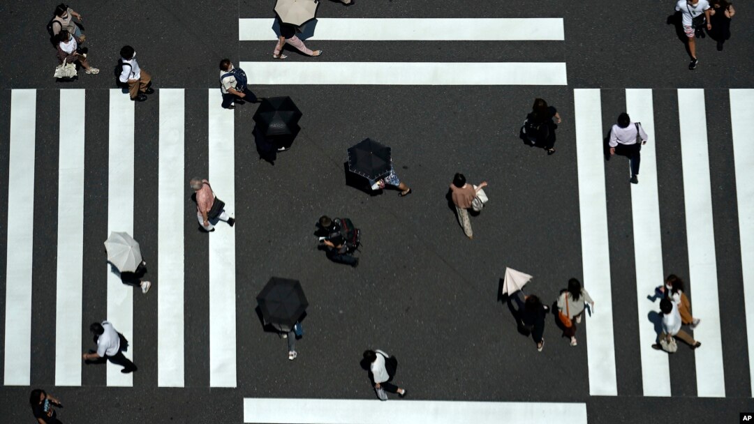 Para pejalan kaki menyebrang jalan di Tokyo, 2 JUli 2020. 