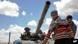 বৃটেন লিবিয়ার বিদ্রোহী বাহিনীকে সহযোগিতা করতে সামরিক উপদেষ্টা দল পাঠাচ্ছে