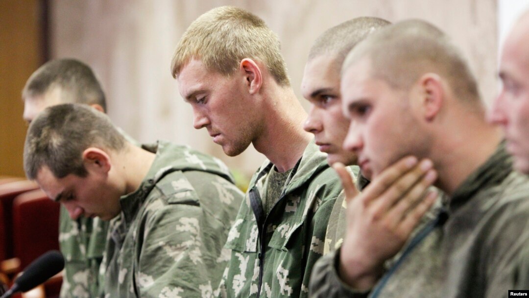 Beberapa tentara Rusia yang ditangkap oleh Ukraina diperlihatkan kepada media dalam konferensi pers di Kyiv, Rabu (27/8).