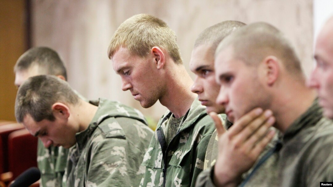 Nhóm lính Nga bị bắt giữ. Các binh sĩ nhảy dù Nga nói rằng họ vô tình đi vào lãnh thổ Ukraine trong lúc tiến hành một cuộc diễn tập. 