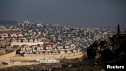 Pemukiman Israel di Efrat di blok pemukiman Gush Etzion sebagai Betlehem terlihat di latar belakang, di Tepi Barat yang diduduki Israel, 28 Januari 2020. (Foto: REUTERS/Ronen Zvulun)