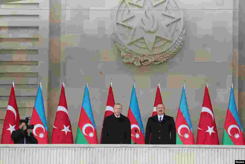 جمعرات کو ترک صدر رجب طیب ایردوان اور ان کے آذربائیجانی ہم منصب الہام علیوف نے ایک ساتھ فوجی پریڈ کا معائنہ کیا۔ 