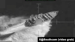 عکس آرشیف از یک حملۀ نظامیان امریکایی بر یک قایق حامل مخدرات در اقیانوس آرام که به تاریخ ۱۵ نومبر انجام شد.