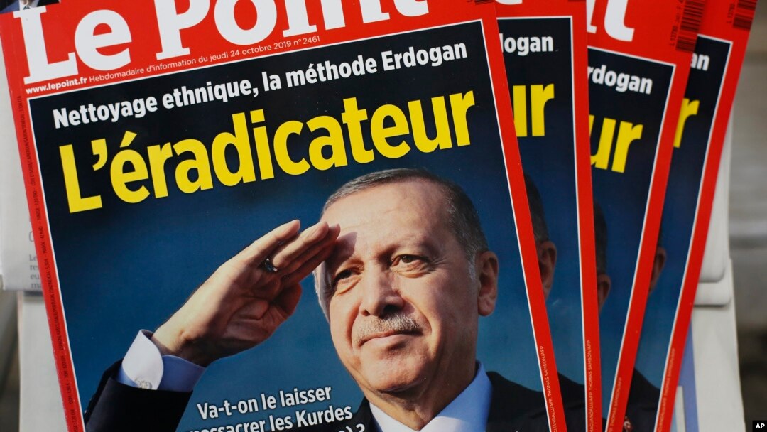 Sampul depan majalah mingguan Perancis, Le Point, dengan foto Presiden Turki Recep Tayyip Erdogan dan judul "The eradicator" atau "Sang Pembasmi" di kios koran di Paris, 25 Oktober 2019. 