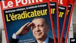 Sampul depan majalah mingguan Perancis, Le Point, dengan foto Presiden Turki Recep Tayyip Erdogan dan judul "The eradicator" atau "Sang Pembasmi" di kios koran di Paris, 25 Oktober 2019. 