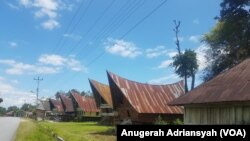 Rumah-rumah penduduk di Kecamatan Nainggolan, Pulau Samosir, Danau Toba, Sumatera Utara. (Foto: VOA/Anugerah Adriansyah)