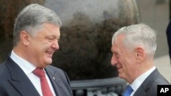 Presiden Ukraina Petro Poroshenko (kiri) dan Menteri Pertahanan AS James Mattis di Kyiv, Ukraina, 24 Agustus 2017.