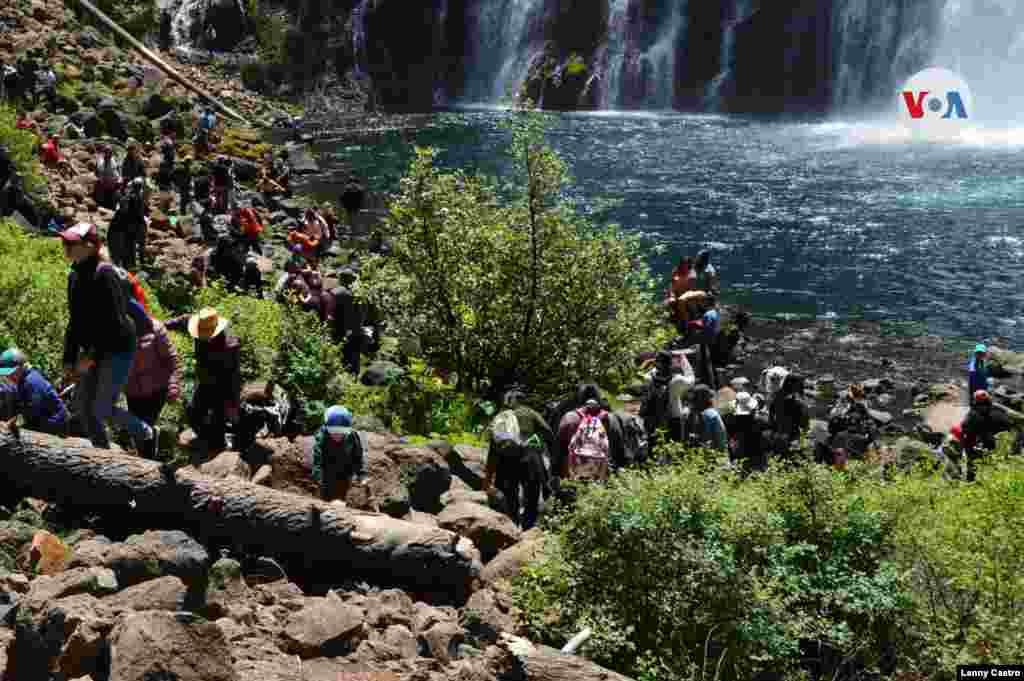 Con una poblaci&#243;n que apenas sobrepasa los 3.000 habitantes este sitio ic&#243;nico reabri&#243; esta semana y los turistas regresaron en su gran mayor&#237;a sin ning&#250;n tipo de protecci&#243;n, alentados por los datos.