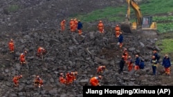 Dalam foto yang dirilis oleh Kantor Berita Xinhua ini, tim penyelamat mencari korban tanah longsor di daerah Junlian dekat kota Yibin di Provinsi Sichuan, China barat daya, 9 Februari 2025.