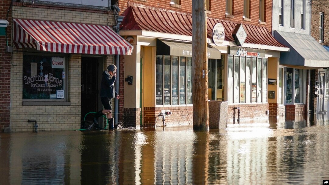 ARCHIVO - Un empleado de la fábrica de helados Storm Ice Cream Factory inspecciona los daños causados ​​por una tormenta invernal que dejó más de 60 centímetros de agua en varios negocios del centro de Annapolis, Maryland, el miércoles 10 de enero de 2024.