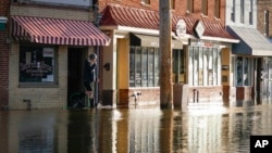 ARCHIVO - Un empleado de la fábrica de helados Storm Ice Cream Factory inspecciona los daños causados ​​por una tormenta invernal que dejó más de 60 centímetros de agua en varios negocios del centro de Annapolis, Maryland, el miércoles 10 de enero de 2024.