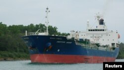 Kapal tanker kimia "Hankuk Chemi" yang secara resmi disebut "Chemtrans Mabuhay" di St. Catharines, Ontario, Kanada, 24 Juli 2011. (Paul Beesley / via REUTERS)
