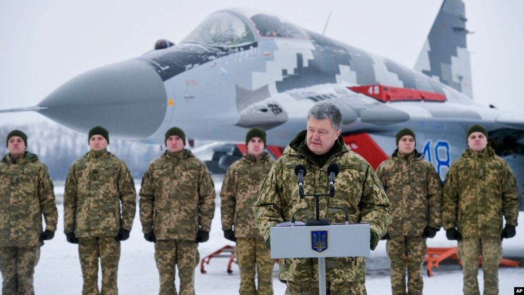 Presiden Ukraina, Petro Poroshenko, berpidato di hadapan AB Ukraina di pangkalan udara militer di kawasan Vasylkiv, Ukraina, Sabtu, 1 Desember 2018 saat Poroshenko menyerahkan pesawat dan perlengkapan militer yang baru ke AB Ukraina sebagai bagian dari kunjungan kerjanya (foto: M