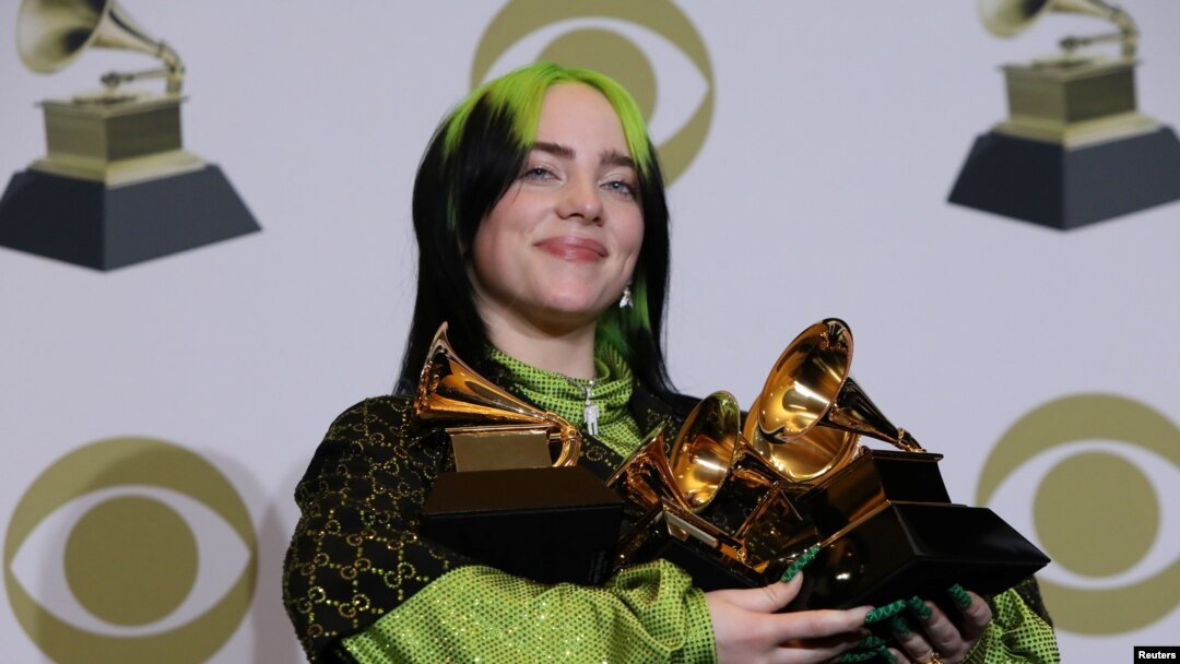 62ª edición de los Premios Grammy. Los Ángeles, California, 26/1/20. Billie Eilish posa detrás del escenario con sus premios incluyendo canción del año por "Bad Guy".