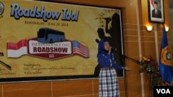 Salah seorang peserta 'Roadshow Idol' tengah beraksi membawakan sebuah lagu berbahasa Inggris di hadapan juri di Bangkalan, Madura, 20 Juni 2014 (Foto:VOA/Petrus)