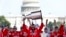 미국 워싱턴 DC의 네셔널몰에서 북미아이스하키리그(NHL) 스탠리컵 우승 축하 기념식이 열린 가운데, 2018년도 우승팀인 워싱턴 캐피털스의 알렉스 오베츠킨이 스탠리컵을 들어 올리고 있다.