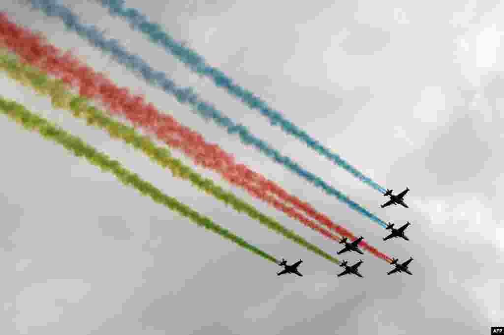 باکو میں پریڈ کے دوران فوجی طیاروں نے فضا میں مارچ پاسٹ کیا۔ طیاروں نے آذربائیجان کے پرچم کے رنگوں کا دھواں خارج کیا۔ 