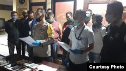 Kapolres Pidie Jaya, AKBP Musbagh Ni'am bersama tersangka pelaku pencurian berinisial YL di Mapolres Pidie Jaya, Rabu 17 Juni 2020. (Courtesy: Polres Pidie Jaya). 