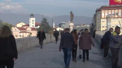 Македонците и Албанците поделени за ЕУ и НАТО