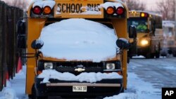 Školski autobus u Ilinoisu, 16. januar 2024. (AP Photo/Nam Y. Huh)