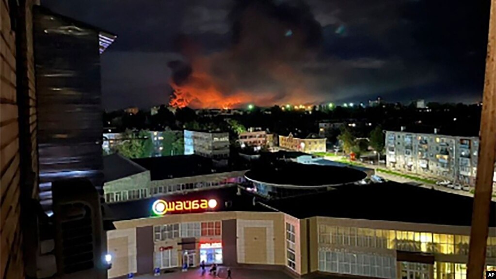 Imagen tomada de las redes sociales y distribuida por Ostorozhno Novosti muestra una columna de humo y un enorme incendio en la ciudad rusa de Pskov el 29 de agosto de 2023.