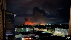 Fotografija sa društvenih mreža prikazuje veliki požar u Pskovu u Rusiji.