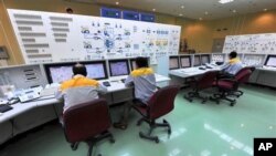 In this photo released by the International Iran Photo Agency, Iranian technicians work at the Bushehr nuclear power plant, outside the southern city of Bushehr, 23 Aug 2010