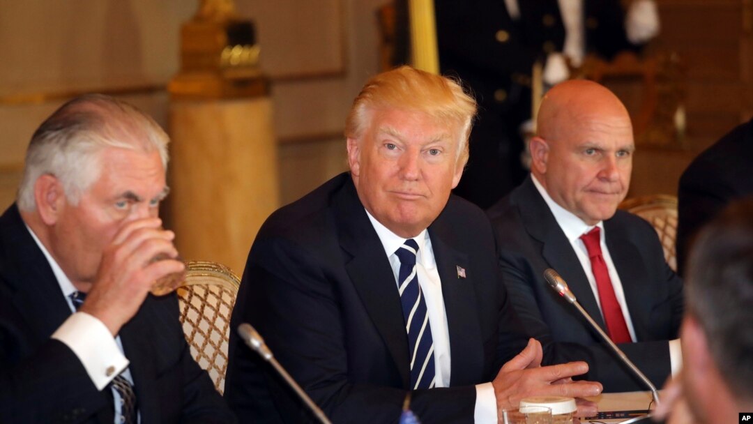 El presidente de EE.UU. Donald Trump (centro) con el secretario de Estado Rex Tillerson(izq.) y el asesor de seguridad nacional H.R. McMaster, en Bélgica, poco antes de una reunión con el rey Philippe y su esposa Mathilde en el Palacio Real en Bruselas. Mayo 24, 2017.