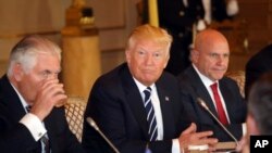 El presidente de EE.UU. Donald Trump (centro) con el secretario de Estado Rex Tillerson(izq.) y el asesor de seguridad nacional H.R. McMaster, en Bélgica, poco antes de una reunión con el rey Philippe y su esposa Mathilde en el Palacio Real en Bruselas. Mayo 24, 2017.