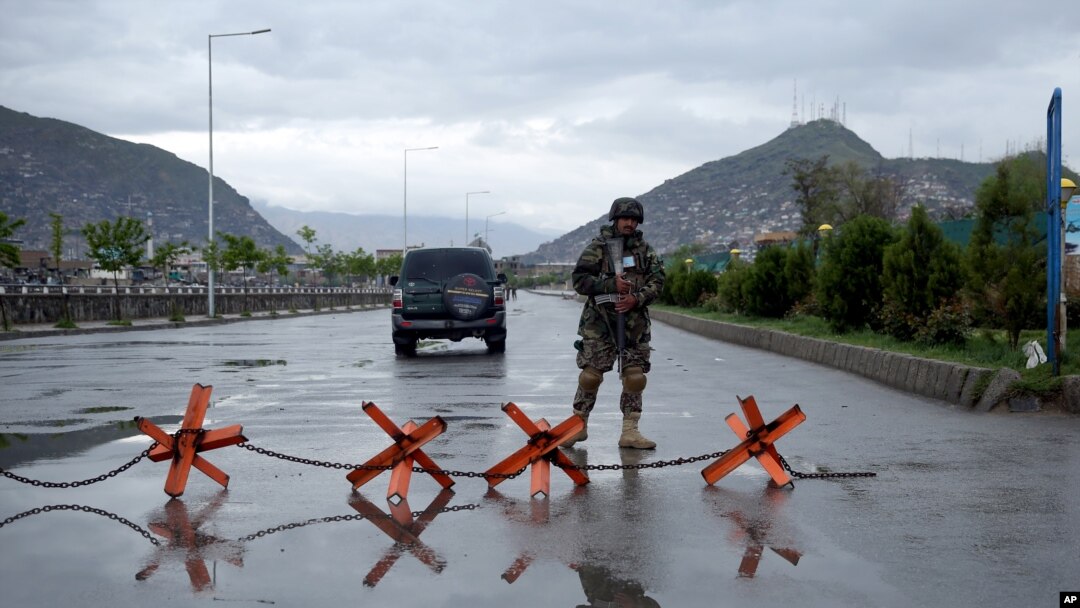 Tentara Afghanistan berjaga di dekat lokasi serangan bunuh diri Taliban yang diklaim di Kabul, Afghanistan, 19 April 2016. (Foto: dok), Gerilyawan Taliban telah meningkatkan serangan mereka terhadap pasukan keamanan sejak mengumumkan dimulainya serangan musim semi mereka pekan lalu. 