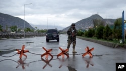 Tentara Afghanistan berjaga di dekat lokasi serangan bunuh diri Taliban yang diklaim di Kabul, Afghanistan, 19 April 2016. (Foto: dok), Gerilyawan Taliban telah meningkatkan serangan mereka terhadap pasukan keamanan sejak mengumumkan dimulainya serangan musim semi mereka pekan lalu. 