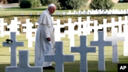 Paus Fransiskus berjalan melewati nisan-nisan marmer di pemakaman militer Amerika di Nettuno, Italia, 3 November 2017.