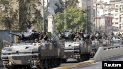 Konvoi tentara Lebanon berpatroli di daerah terjadinya bentrokan antara warga Sunni dan Syiah di Beirut, Senin (22/10).