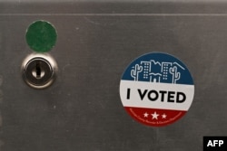 Una calcomanía de "Yo voté" se exhibe en una urna electoral de demostración en el Centro de Tabulación y Elecciones del Condado de Maricopa (MCTEC) antes de las elecciones primarias y generales de Arizona de 2024 en Phoenix, Arizona, el 3 de junio de 2024.