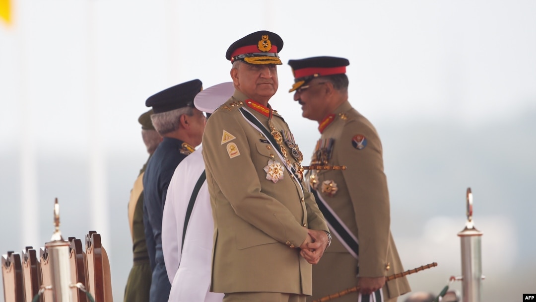 چیف جسٹس نے کہا کہ سمری میں توسیع لکھا گیا جبکہ نوٹی فکیشن میں آرمی چیف کا دوبارہ تقرر کر دیا گیا۔ قواعد میں آرمی چیف کی توسیع یا دوبارہ تقرری کا اختیار نہیں۔ حکومت صرف ریٹائرمنٹ کو معطل کر سکتی ہے اور ریٹائرمنٹ ابھی ہوئی نہیں۔ (فائل فوٹو)